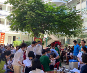 Học sinh không được đến trường nếu chưa tiêm vắc xin: Phụ huynh bức xúc, giáo viên cũng bị áp lực từ việc 'xét thi đua'