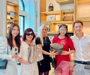 Đăng Khôi đưa cả gia đình đi du lịch châu Âu, mạnh tay chi tiền mua hàng hiệu tặng cho cả mẹ vợ và mẹ ruột
