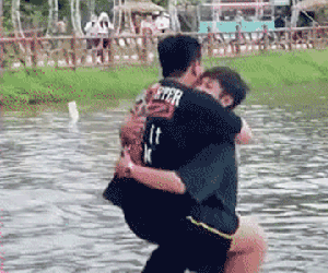 Chơi đứng nước flyboard, 2 thanh niên ngoi lên ngụp xuống liên tiếp khiến dân mạng không nhịn được cười