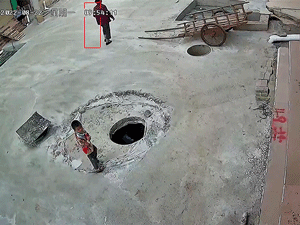 Cú sốc đầu đời: Vừa đi vừa hóng hớt, bé trai rơi ngay xuống cống không nắp đậy trên đường