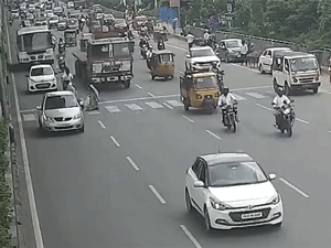 Không nhường đường cho người đi bộ, xe máy suýt gây họa cho cô gái đang sang đường