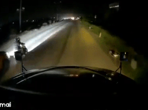 Phẫn nộ clip tài xế ô tô chèn 2 người đi xe máy ngã nhào trước mũi xe container