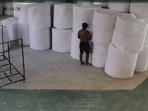 Vô tư nghịch dại nơi dễ cháy, người đàn ông gặp họa khi nhà kho hóa biển lửa kinh hoàng