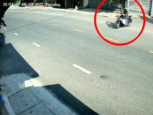 Sợ hãi trước cú va chạm của hai 'ninja', dân mạng ngán ngẩm 'chỉ biết nhìn thẳng hay sao ?'