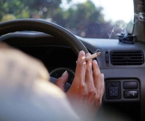 Cái giá đắt phải trả khi vừa hút thuốc vừa lái xe