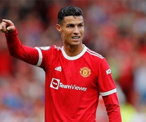 Ronaldo bị Ten Hag loại khỏi đội hình chính trước mặt tập thể MU