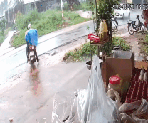 'Đứng tim' chứng kiến cảnh 3 bố con trùm áo mưa đi xe máy bị ô tô húc văng