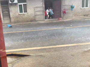 Giật mình khoảnh khắc téc nước rơi như 'bom' ngay sát đứa trẻ
