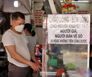 Chủ quán cháo thoát đại nạn liền treo bảng mời người nghèo ăn miễn phí
