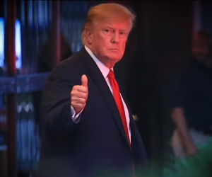 Bộ Tư pháp Mỹ bước đầu 'chịu thua' trong vụ khám xét nhà ông Donald Trump