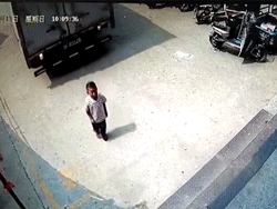 Phát hoảng với cậu bé đi vào đúng điểm mù của chiếc xe tải đang lùi