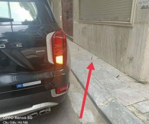 Tranh cãi việc chủ nhà đóng hàng cọc sắt để ngăn ô tô đậu trước cửa nhà