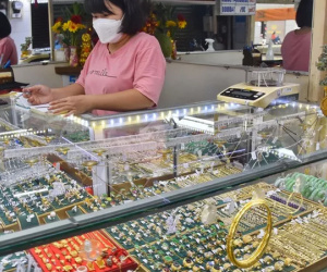 Giá vàng hôm nay 28-8: Người mua vàng trong nước vẫn bị thiệt thòi