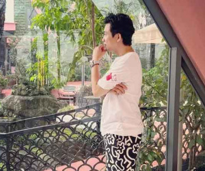 Minh Nhựa mặc quần xà lỏn như đồ ngủ đi họp, đại gia đây ư?