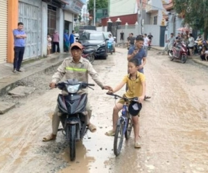 Trên đường đi học, cháu bé 11 tuổi bị gã đàn ông cướp giật tiền