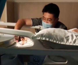 Vợ ốm nhập viện, chồng thức đến sáng động viên, ánh mắt yêu thương khiến ai nấy ngưỡng mộ
