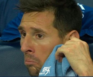 Clip: Messi nhăn mặt, bĩu môi khó chịu khi bị thay ra