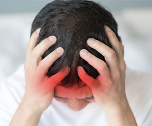 Cậu bé 5 tuổi mắc căn bệnh cứ cười là đau đầu