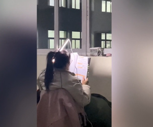 'Choáng' khi thấy cách cô gái ôn thi ngoài hành lang kí túc xá, đúng là 'nhất quỷ, nhì ma'
