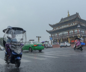 Trung Quốc: Đang nắng thiêu đốt sang mưa xối xả, hàng chục ngàn người chạy lũ