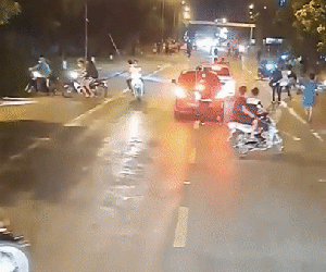 Clip: Kinh hoàng vụ hỗn chiến trong đêm giữa hai nhóm thanh niên ở Hà Nội