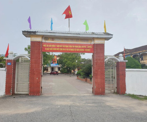 Hiệu trưởng trần tình vụ học sinh lớp 1 phải đóng tiền bàn ghế