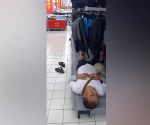 Clip: Nền nhiệt tăng cao khiến người dân Trung Quốc phải 'chạy trốn' vào các trung tâm thương mại để tránh nóng