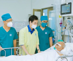 Danh ca Ngọc Sơn thăm nhạc sĩ Vinh Sử, hình ảnh trên giường bệnh khiến khán giả xót xa
