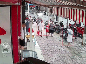 Sợ hãi khi chứng kiến rocket suýt rơi trúng đầu người đi đường