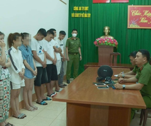 Nhóm nam nữ rủ nhau lên phố 'giải ngố' bằng tiệc ma túy