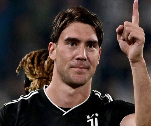 Vlahovic lập siêu phẩm đá phạt, Juventus bám sát ngôi đầu bảng
