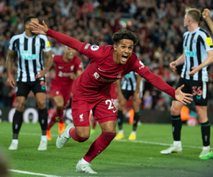 Fabio Carvalho ghi bàn phút 90+8, Liverpool thắng nhọc Newcastle