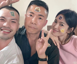 Bắt gặp Song Hye Kyo để mặt mộc, xuất hiện bên người đàn ông lạ