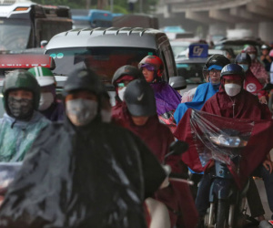 Rời Hà Nội nghỉ lễ 2/9, người dân chôn chân dưới mưa, ùn dài 8km