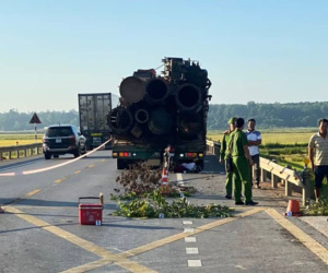 Đâm vào xe đầu kéo đang dừng sửa chữa, vợ chồng già tử vong