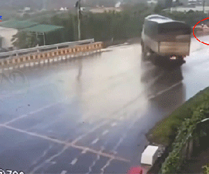 Xe tải đổ đèo mất lái, lật đè 2 người đi xe máy tử vong tại chỗ