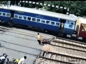 Clip: Đường sắt Ấn Độ khiến người xem thót tim khi vô tư để dân chúng đứng trong đường sắt