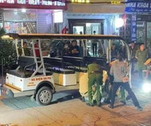 Bất ngờ chạy qua đường, bé gái 5 tuổi bị xe điện du lịch tông chết