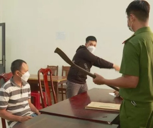 Hai bố con vác dao chém người dã man sau va chạm giao thông