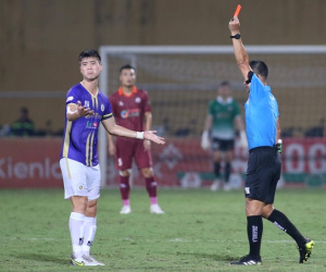 Duy Mạnh có bị oan khi nhận thẻ đỏ trực tiếp?