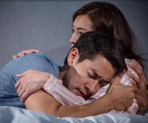 Từ ngày vợ còn một bên ngực, cứ gần gũi chồng lại nhắm tịt mắt