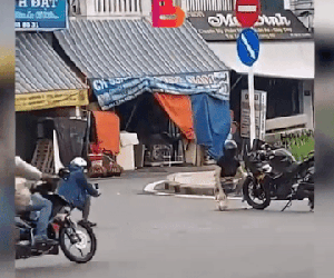 Quay clip sống ảo cho bạn gái, chàng trai ngớ người khi bị giật điện thoại trong chớp mắt