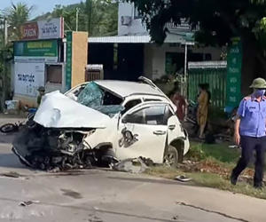 Ô tô tông xe máy khiến 2 vợ chồng tử vong, nhiều người bị thương