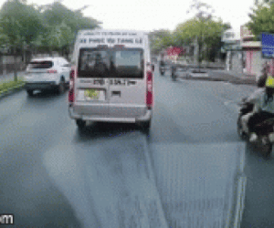Video: Ô tô bật đèn khẩn cấp lại rẽ ẩu gây va chạm liên hoàn