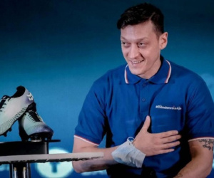 Mesut Ozil trên đường sang Malaysia chơi bóng
