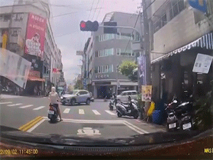 Video: Chờ đèn đỏ, nam thanh niên bị cột đèn tín hiệu giao thông đổ trúng người, nằm bất động