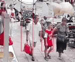 Video: Tên lửa tạo mưa tại Trung Quốc suýt rơi vào người đi bộ
