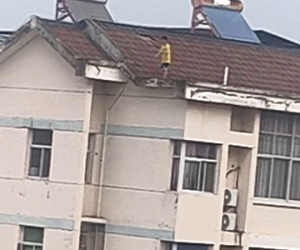 'Rợn tóc gáy' chứng kiến đứa trẻ vô tư chơi đùa trên nóc chung cư 7 tầng không bảo hộ