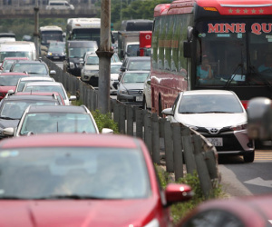 Kết thúc nghỉ lễ 2/9, dòng người trở lại thành phố tăng đột biến, kẹt xe 2km ở cửa ngõ vào Hà Nội