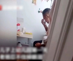 Bố trốn vào phòng khóc trong ngày đầu đưa con đi mẫu giáo khiến dân tình dở khóc dở cười nhưng lại đầy đồng cảm